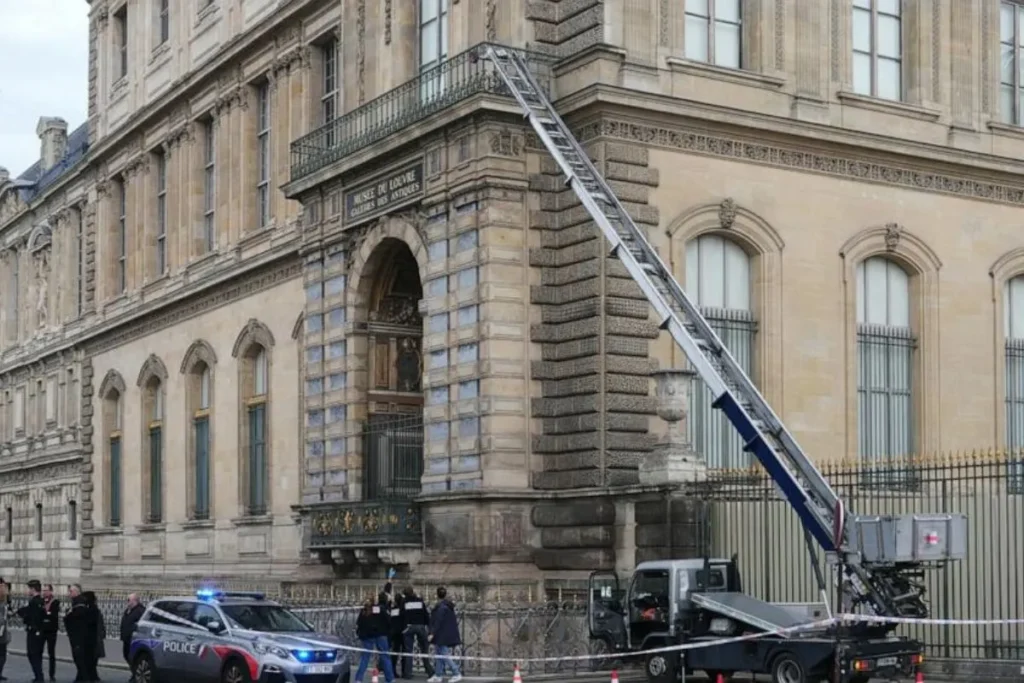 Stolen Louvre Jewels Spark Intense Police Probe in Paris Heist