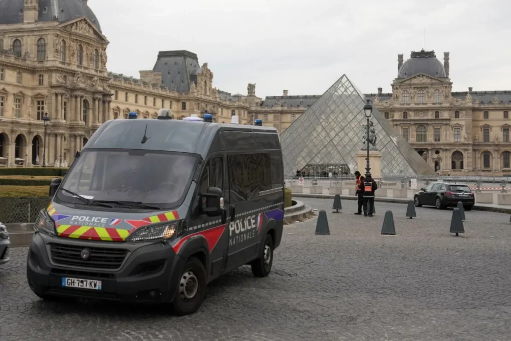 Stolen Louvre Jewels Spark Intense Police Probe in Paris Heist