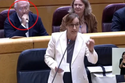 Javier Arenas Caught Vaping in Senate During Health Minister’s Speech