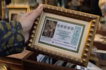 Emotional Journey in Spain’s 2025 Christmas Lottery Advertisement Unveils a Ticket Framed for 30 Years